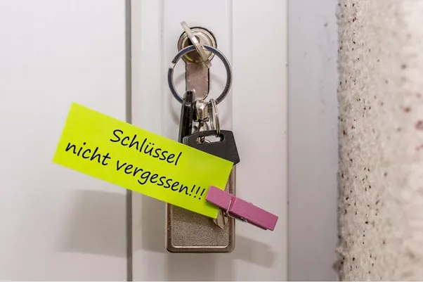 Schlüssel steckt von innen im Türschloss als Hinweis gegen Aussperren