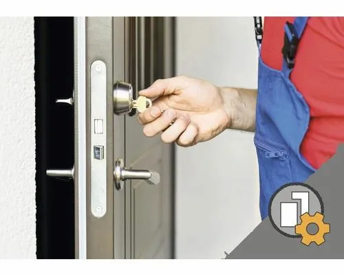 Schlüssel wird in ein Türschloss gesteckt