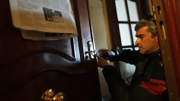 Schlüsseldienst öffnet eine Wohnungstür im Innenbereich