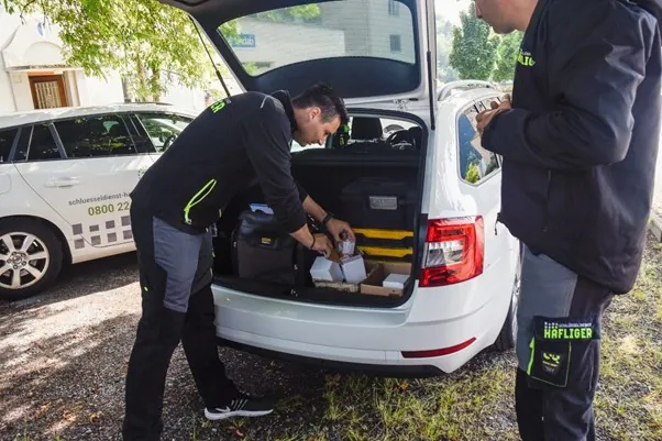 chlüsseldienst-Mitarbeiter bereiten Werkzeuge im Einsatzfahrzeug vor